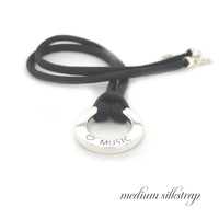 Salvagente Musikbojen Love Music necklace with medium silkstrap.